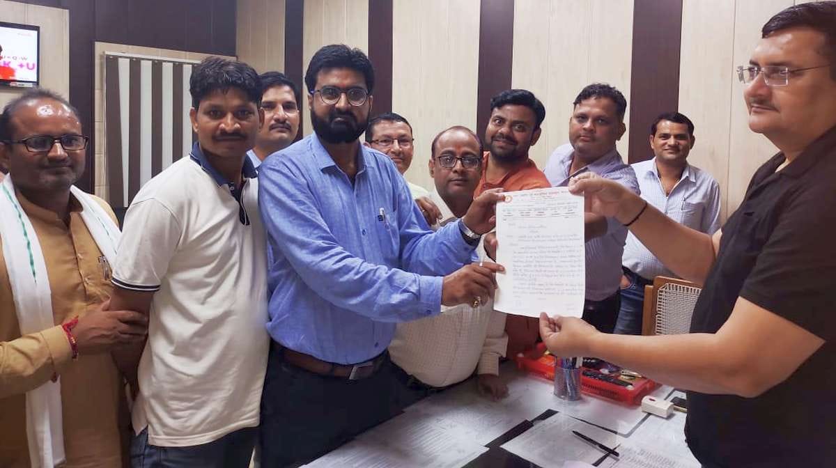 Mahoba: Teachers raised their voice to register FIR against the bullies