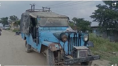 Big accident Jeep full of children overturned near the canal two dozen school children injured