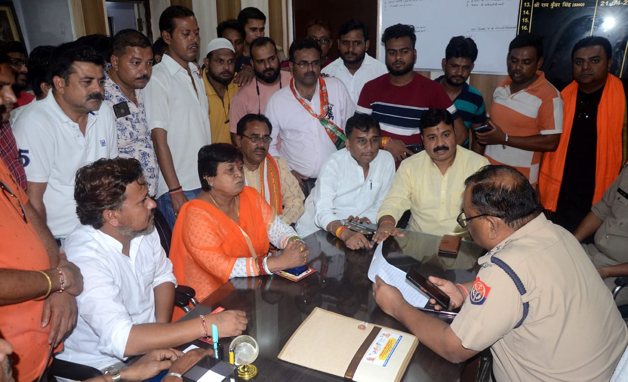 Uproar in police station against TSI for assaulting auto driver