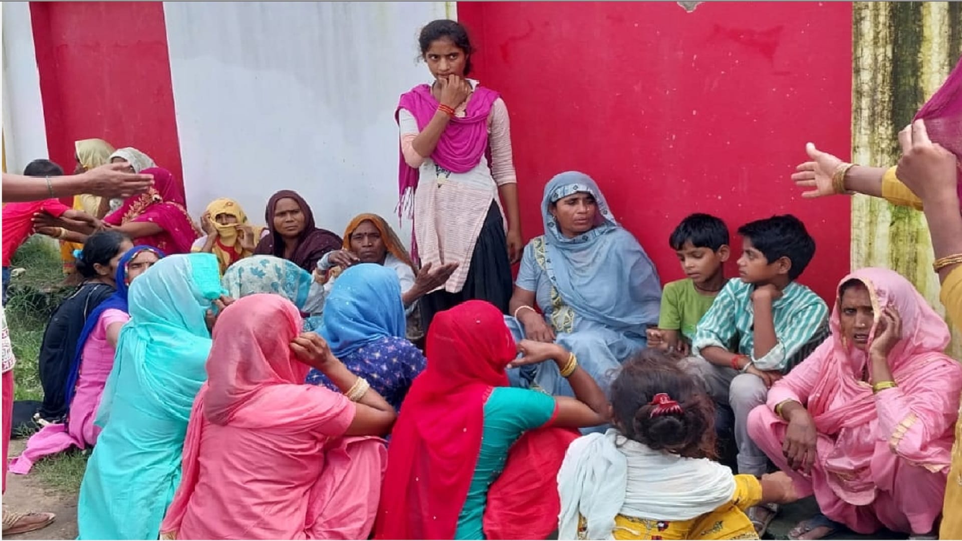 children are in shock after murder of mother and suicide by father in Bijnor
