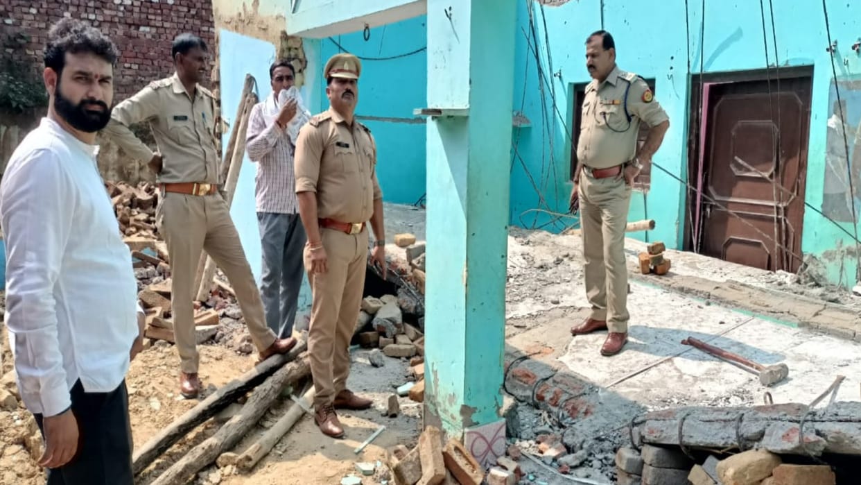 Two laborers were crushed to death while breaking the linter of the house in Bijnor