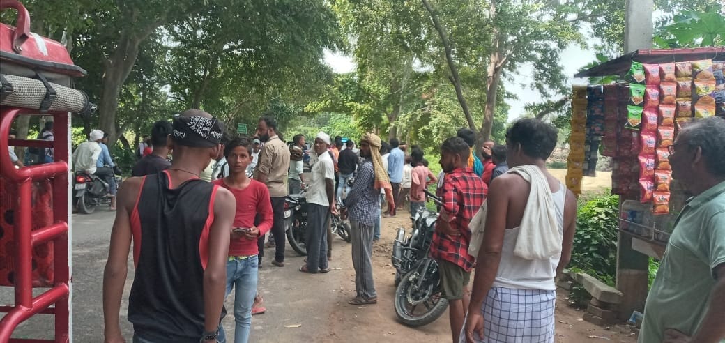 Two groups of students clashed on the middle road, police oblivious