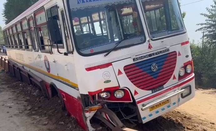 The driver, who was talking on the mobile phone, ran over the divider and ran over the bus full of baraatis