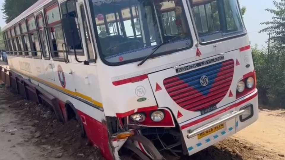 Bus climbed on divider in Fatehabad of Haryana