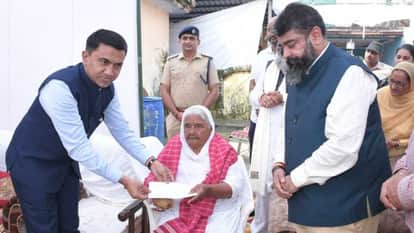 चरणजीत कौर को प्रशस्ति पत्र व राशि सौंपते गोवा सीएम।
