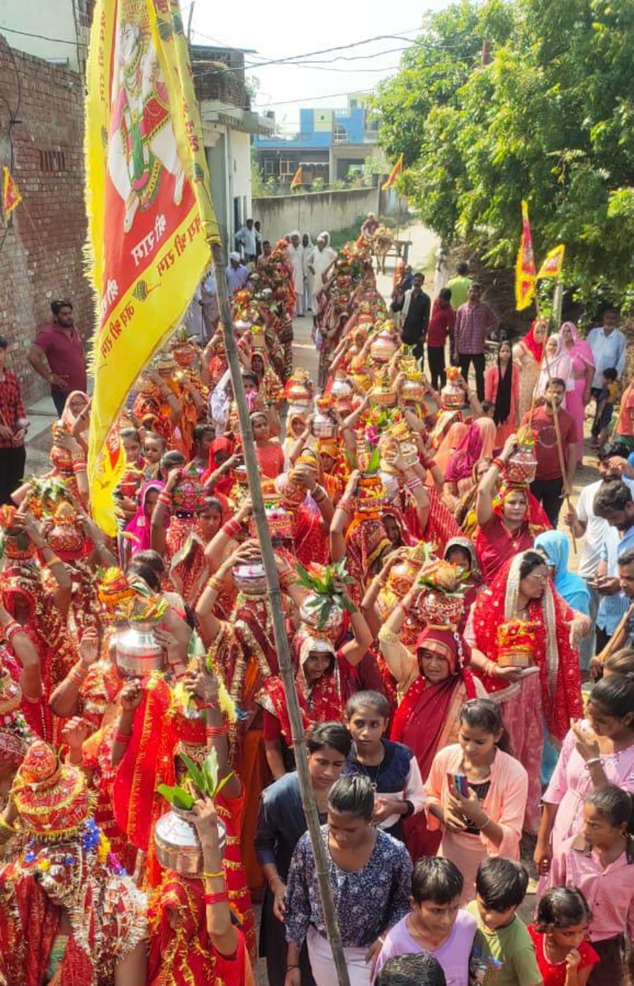 Women took out Kalash Yatra in the village
