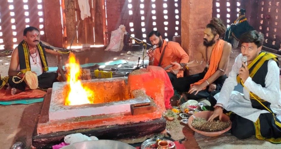 Hathras: Worship of Mother Chandraghanta from house to house on the third day of Navratri