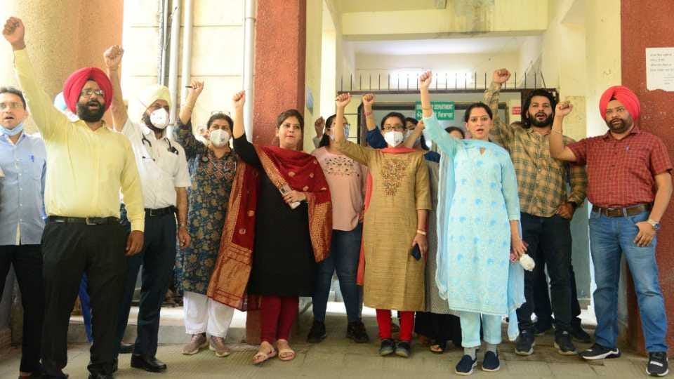 Doctors protest at Civil Hospital in Jalandhar of Punjab
