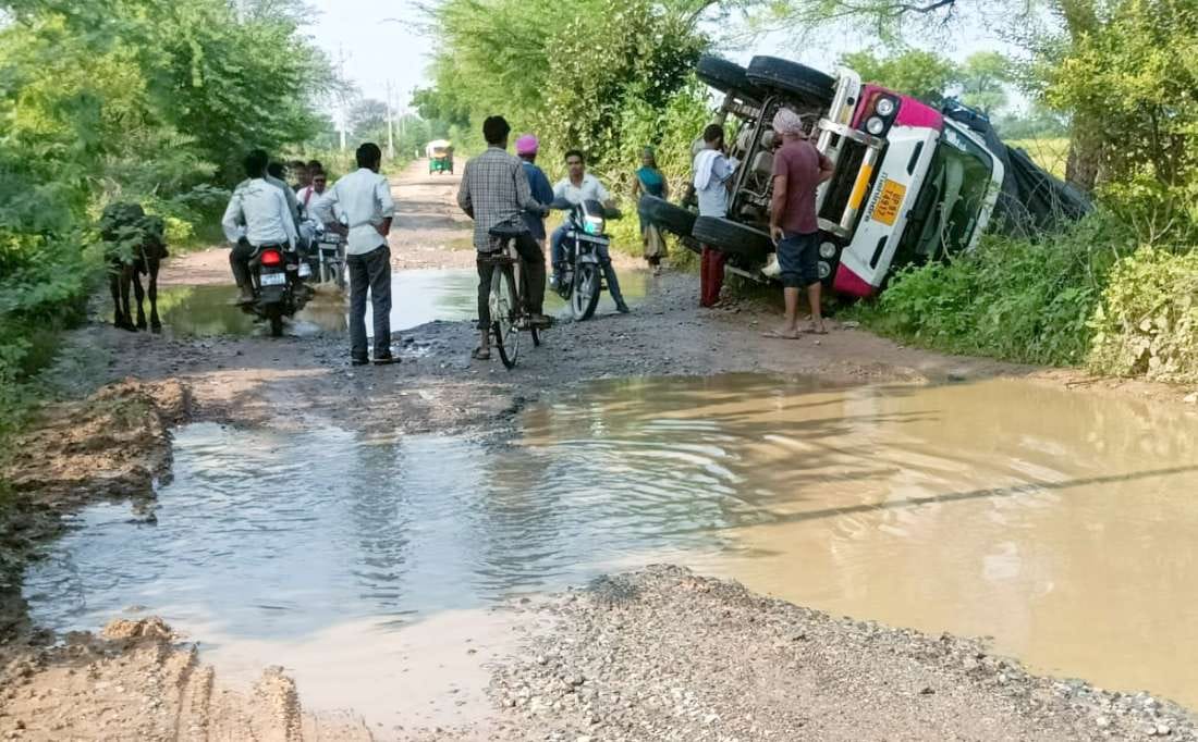 Mahoba: DCM overturned in pothole road, driver injured