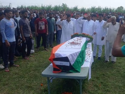 मुबारिकपुर में शहीद के शव को सलामी देते ग्रामीण