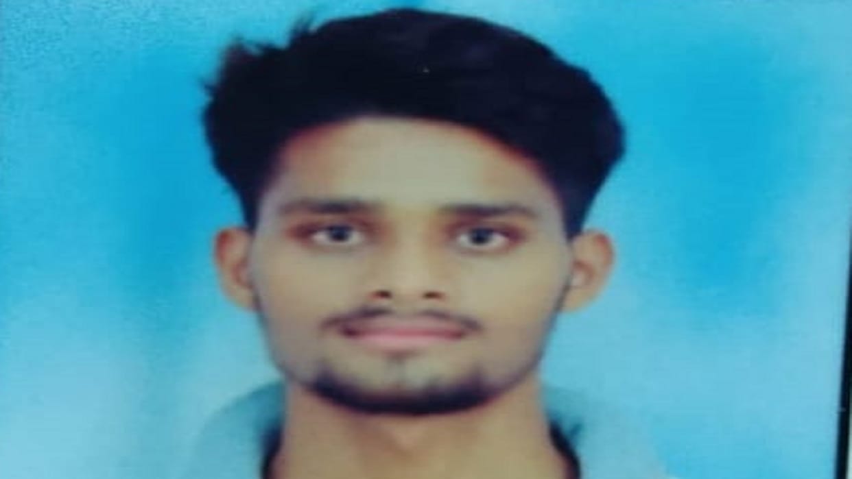a young man working in Mumbai hanged himself in varanasi