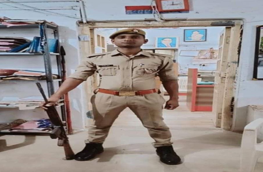 Road Accident in Mau UP police constable and his nephew died due to car hit tem bike