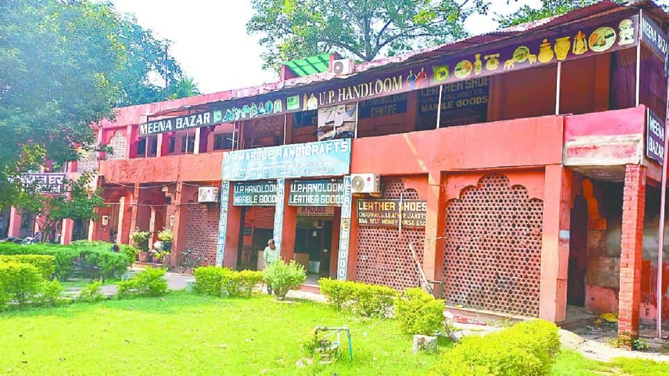 shops were decorated inside the Taj Mahal 38 years ago
