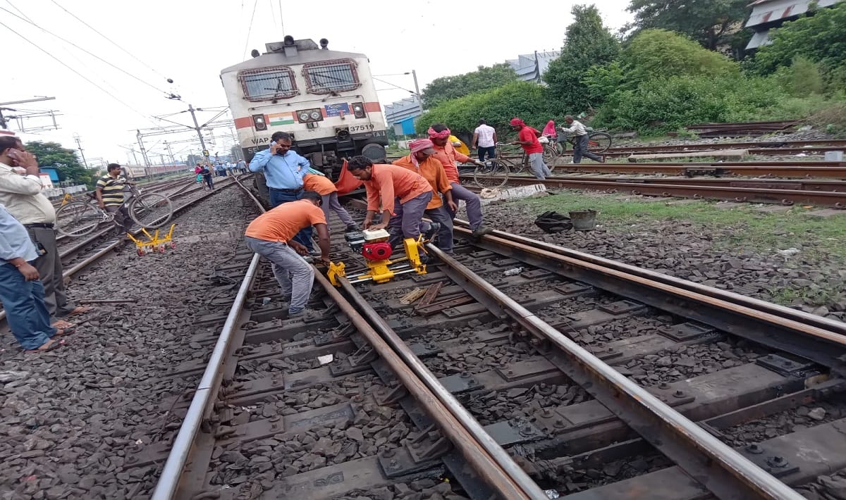 Mumbai Mail saved from accident in pddu nagar Supervisor stopped train after seeing broken track