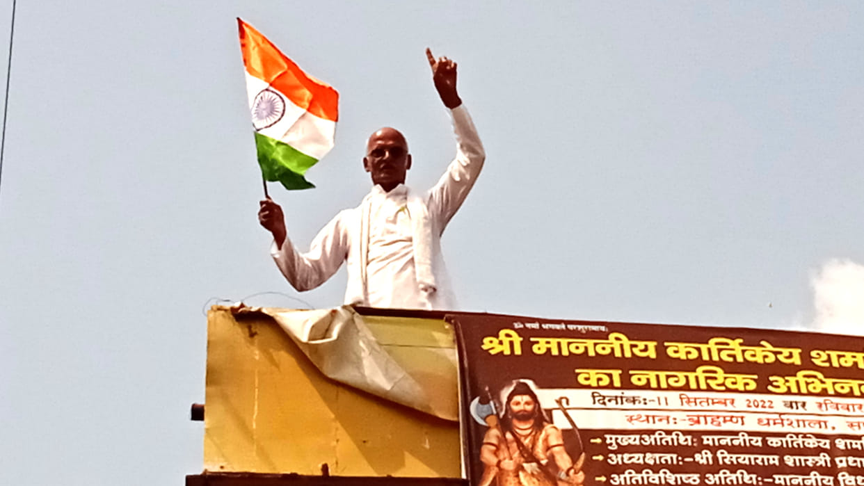 65-year-old man climbed on the 20 feet high reception gate due to problems of the city