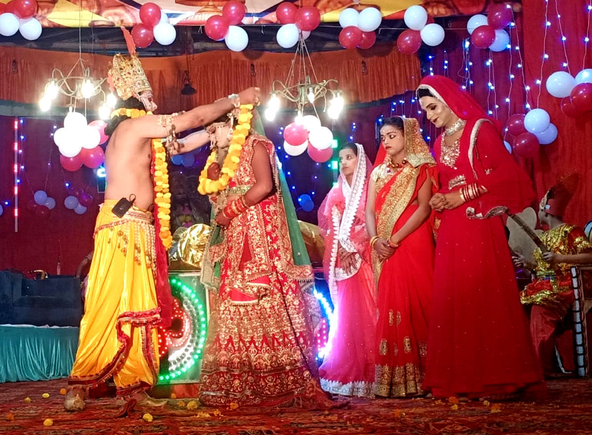 'Tehi Chhan Ram Madhya Dhanu Tora, Bhare Bhuvan Dhuni Ghor Kathra'