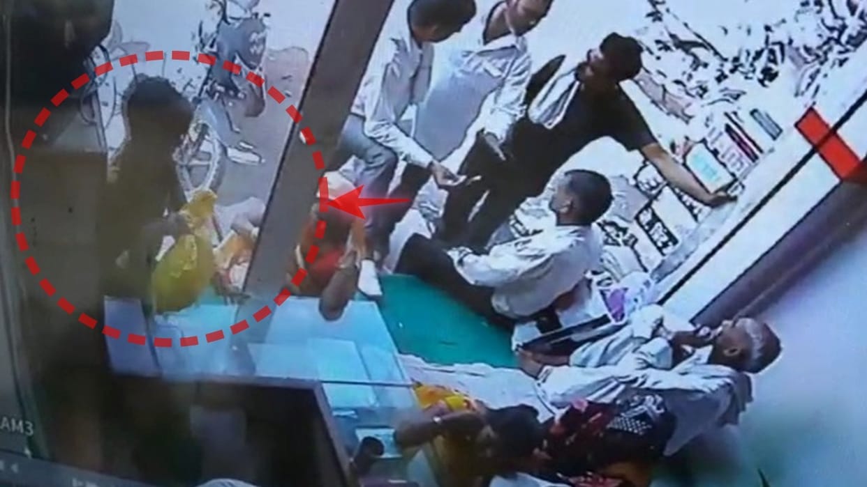 A bag full of two lakh rupees crossed from the shop of a bullion trader in Morena