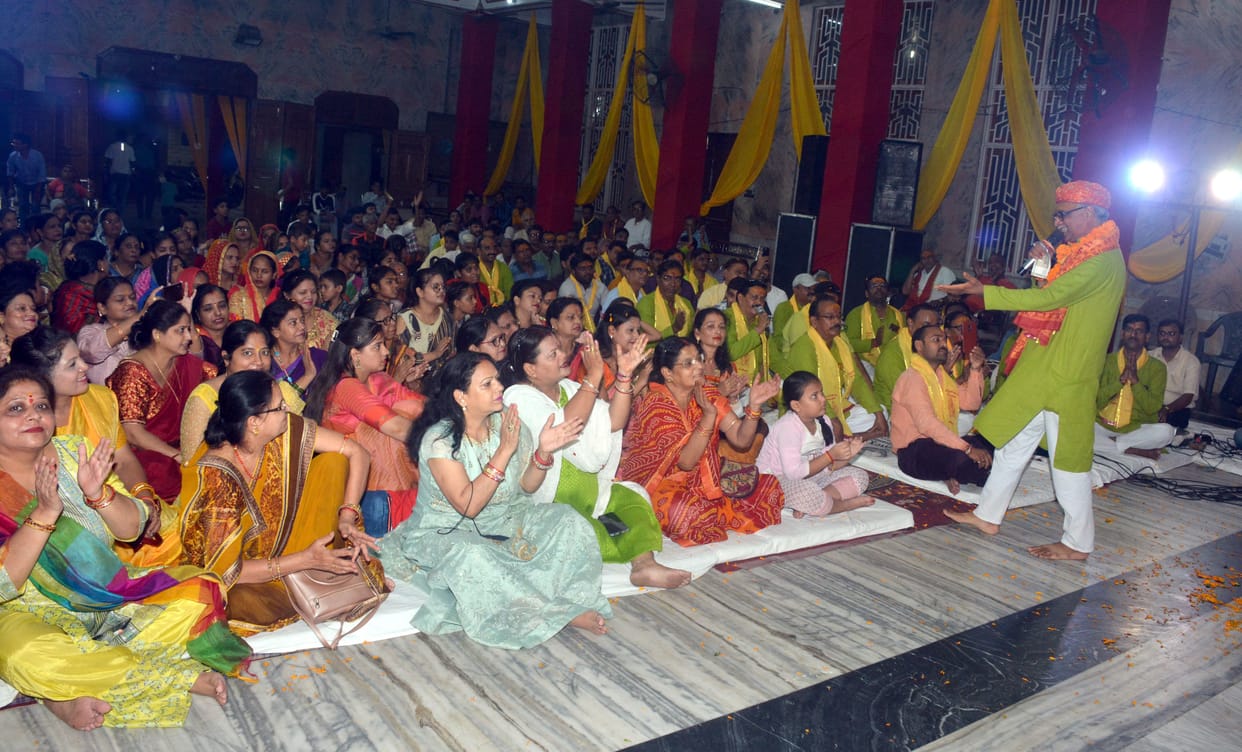 Worshiping Maa Brahmacharini and wishing for happiness and prosperity