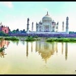 ताज की दीवार को छूकर बहती यमुना