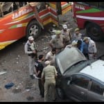 मौके पर खड़ी गाड़ी की जांच करते अधिकारी