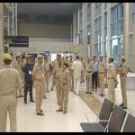 Prayagraj News :  बम फटने की सूचना पर एयरपोर्ट पर छानबीन करती पुलिस।