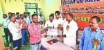 रोजगार मेले में युवाओं को नियुक्ति पत्र सौंपते अतिथि।