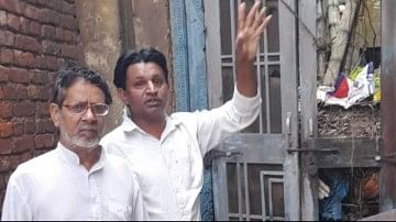 जानकारी देते हुए पड़ोसी।