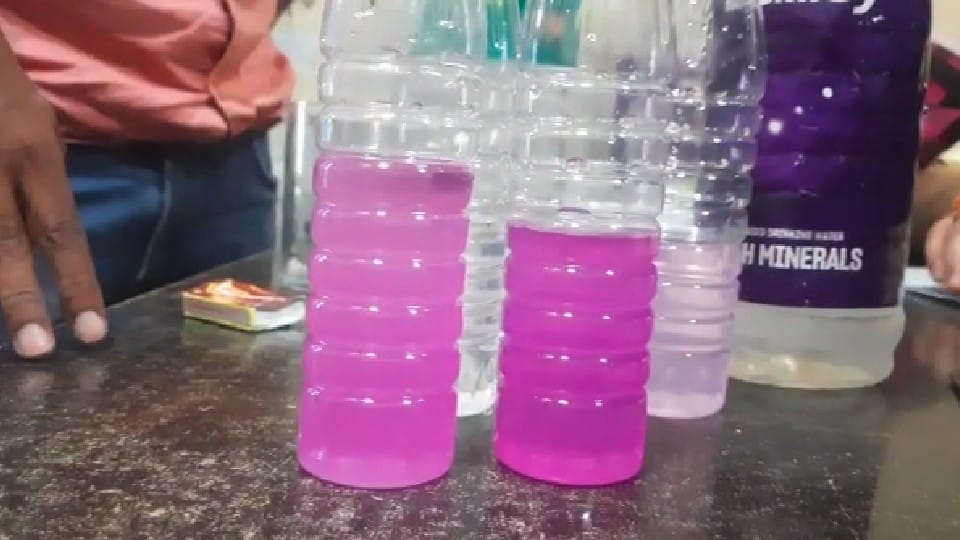 आरोपी के हाथ धुलवाने पर पानी गुलाबी हो गया।