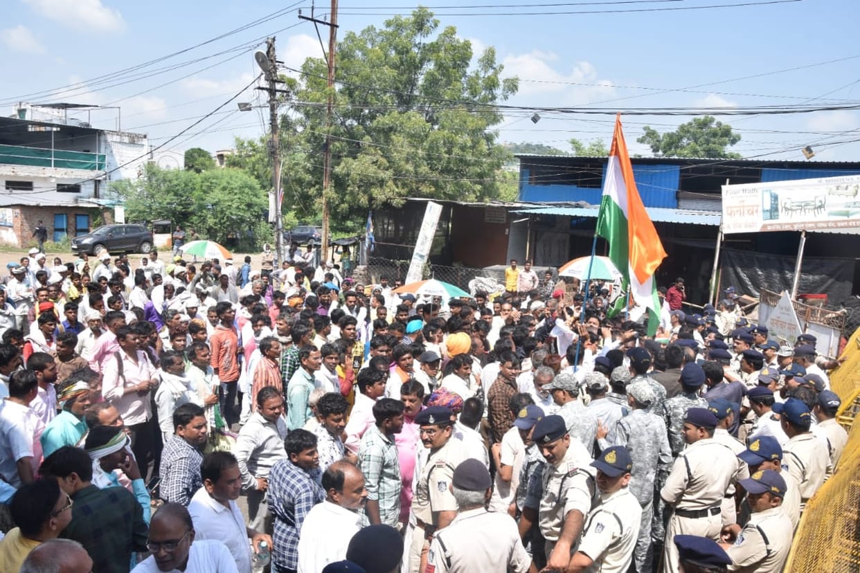 MP News Police stopped tribal justice march in Lalghati, sat on dharna on the road