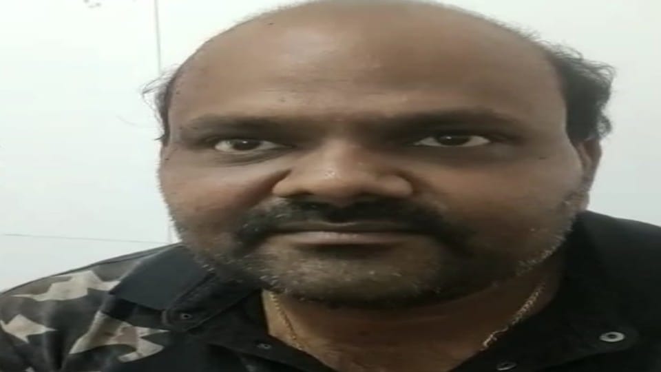 businessman was injured by hitting the butt of a gun on highway robbed Activa and mobile