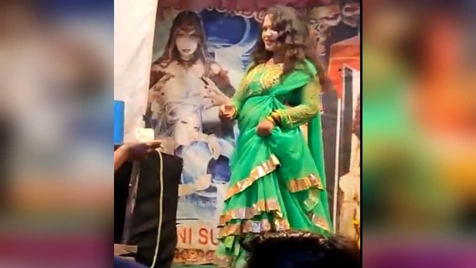 Dance of bar girls behind magic show in firozabad