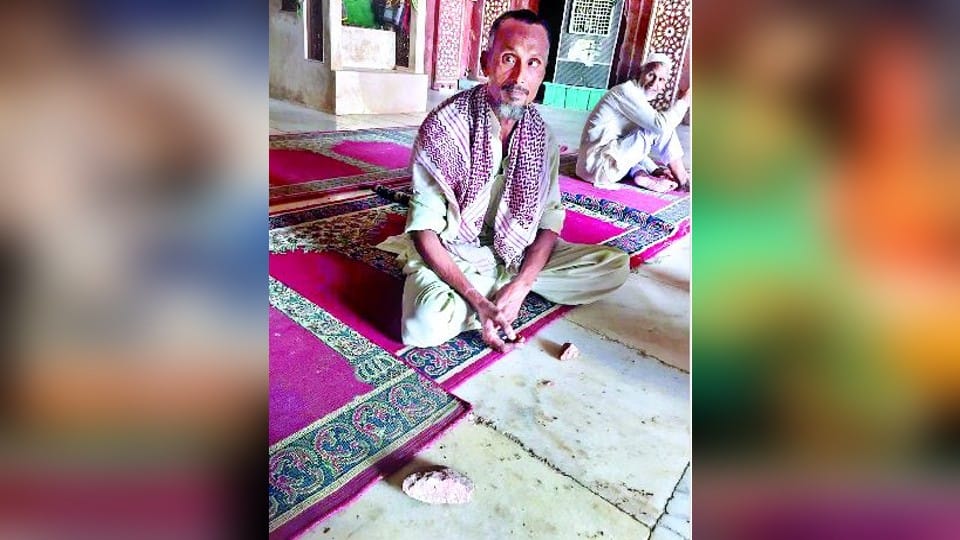 Fatehpur Sikri Stone fell from Shahi Masjid in Chishti's Dargah