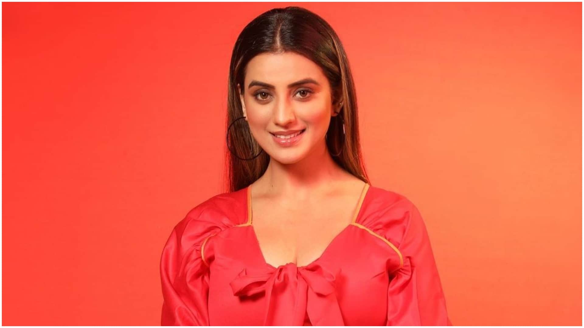 Bhojpuri actress Akshara Singh brutally trolled for taking devi look after mms leak in new song