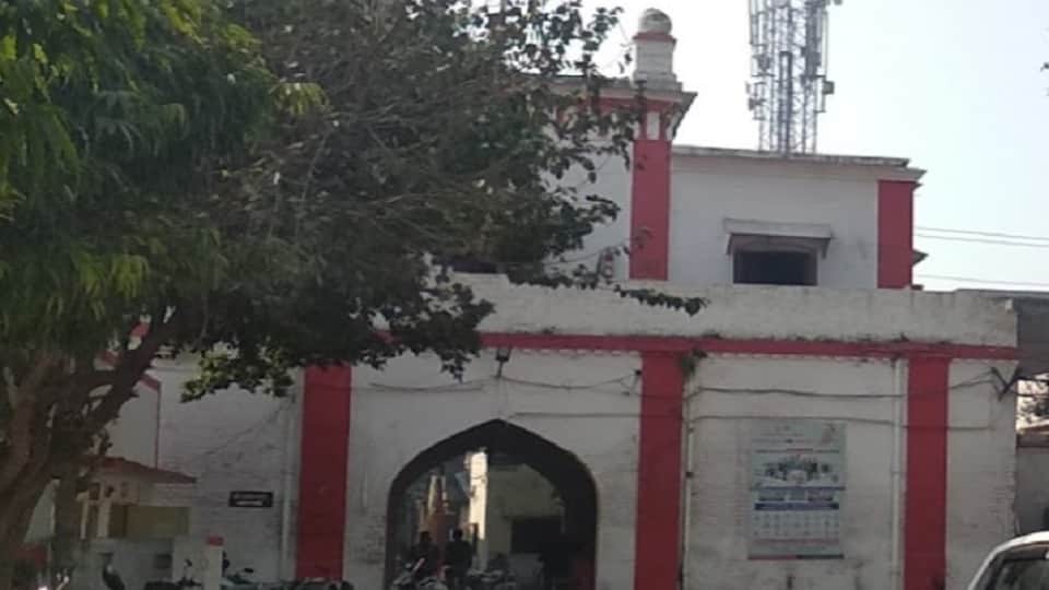 miscreants ran away with jewelry by cheating woman in Amroha s Bada Bazar