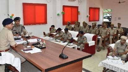 बुधवार को पुलिस लाइन में बैठक को संबोधित करते एडीजी राजकुमार।