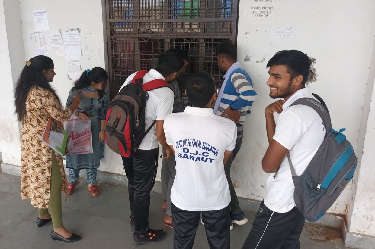 Crowd gathered in colleges to take admission