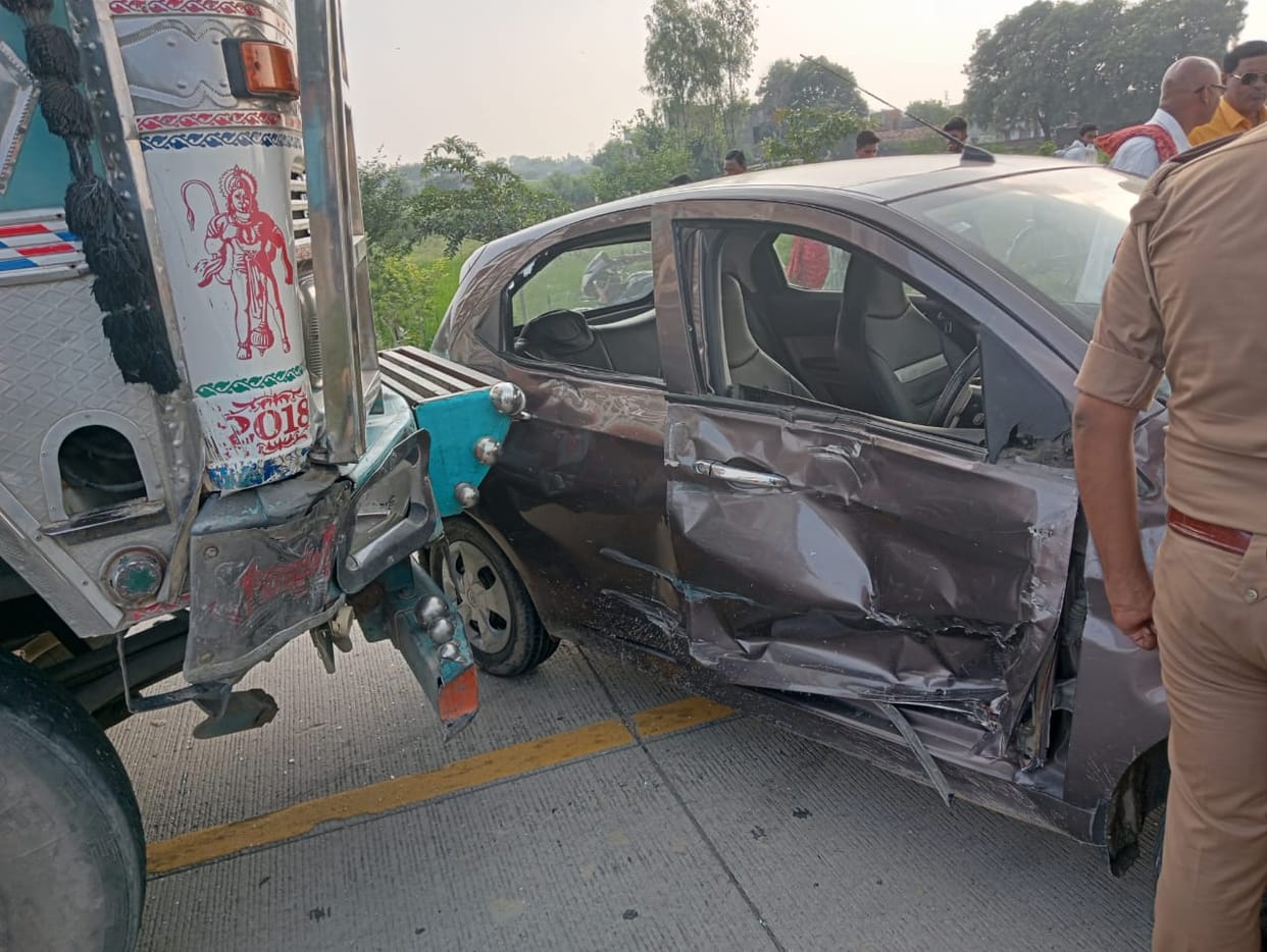 Road Accident In Varanasi uncontrollable truck dragged car for long distance