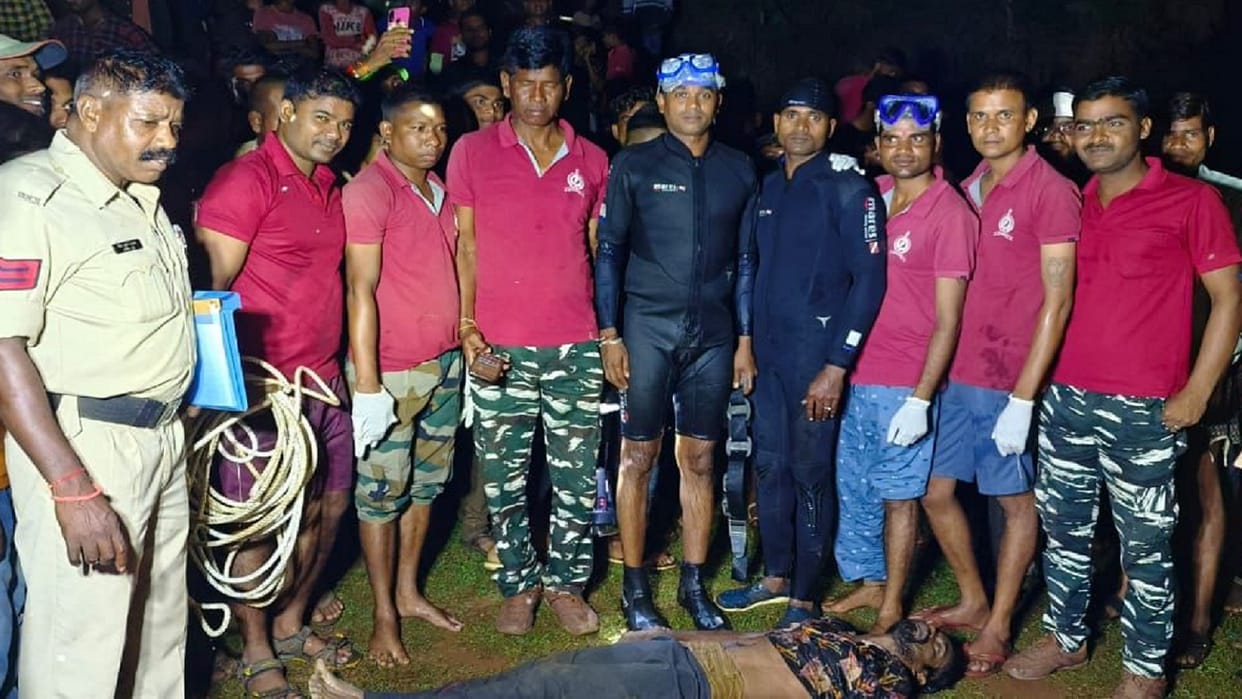 chhattisgarh young man jumped into 30 feet deep murum mine while intoxicated in durg
