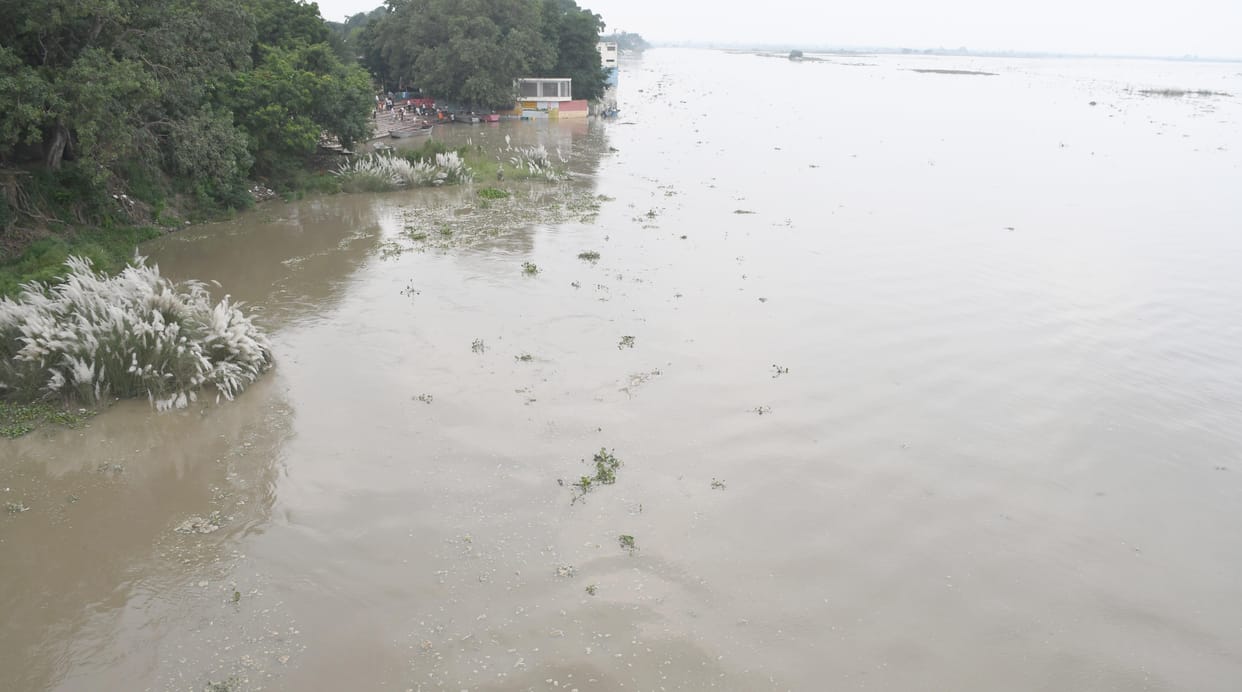 Ganga's water level rises, cremation ground submerged
