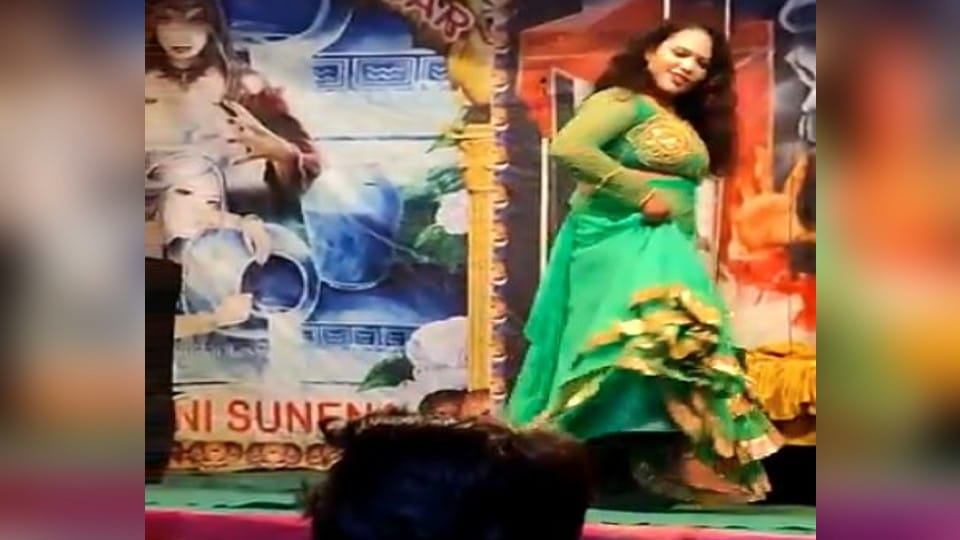 Dance of bar girls behind magic show in firozabad