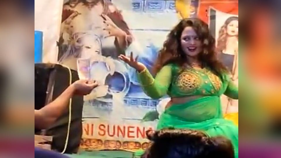 Dance of bar girls behind magic show in firozabad