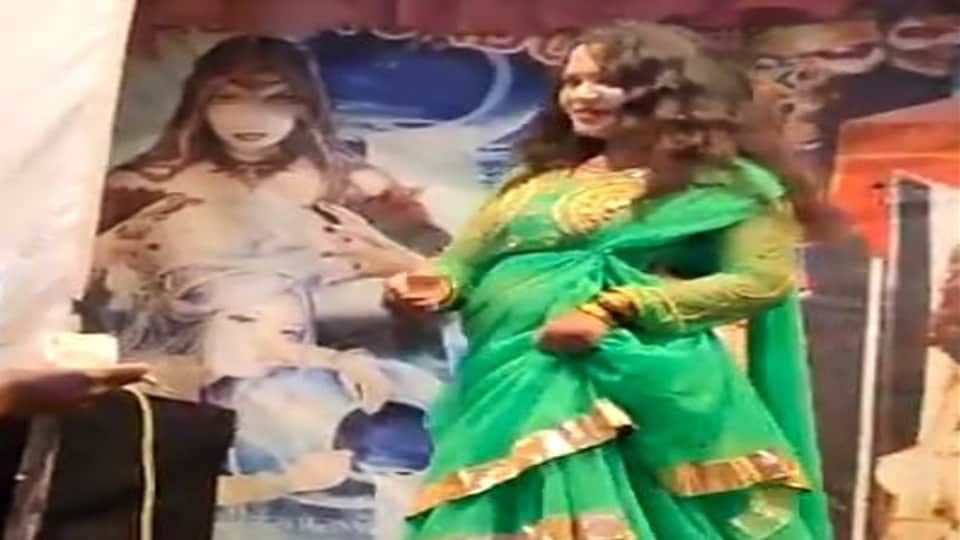 Dance of bar girls behind magic show in firozabad