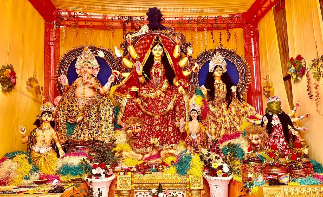 The beauty of Durga pandals is increasing, devotees are getting happy