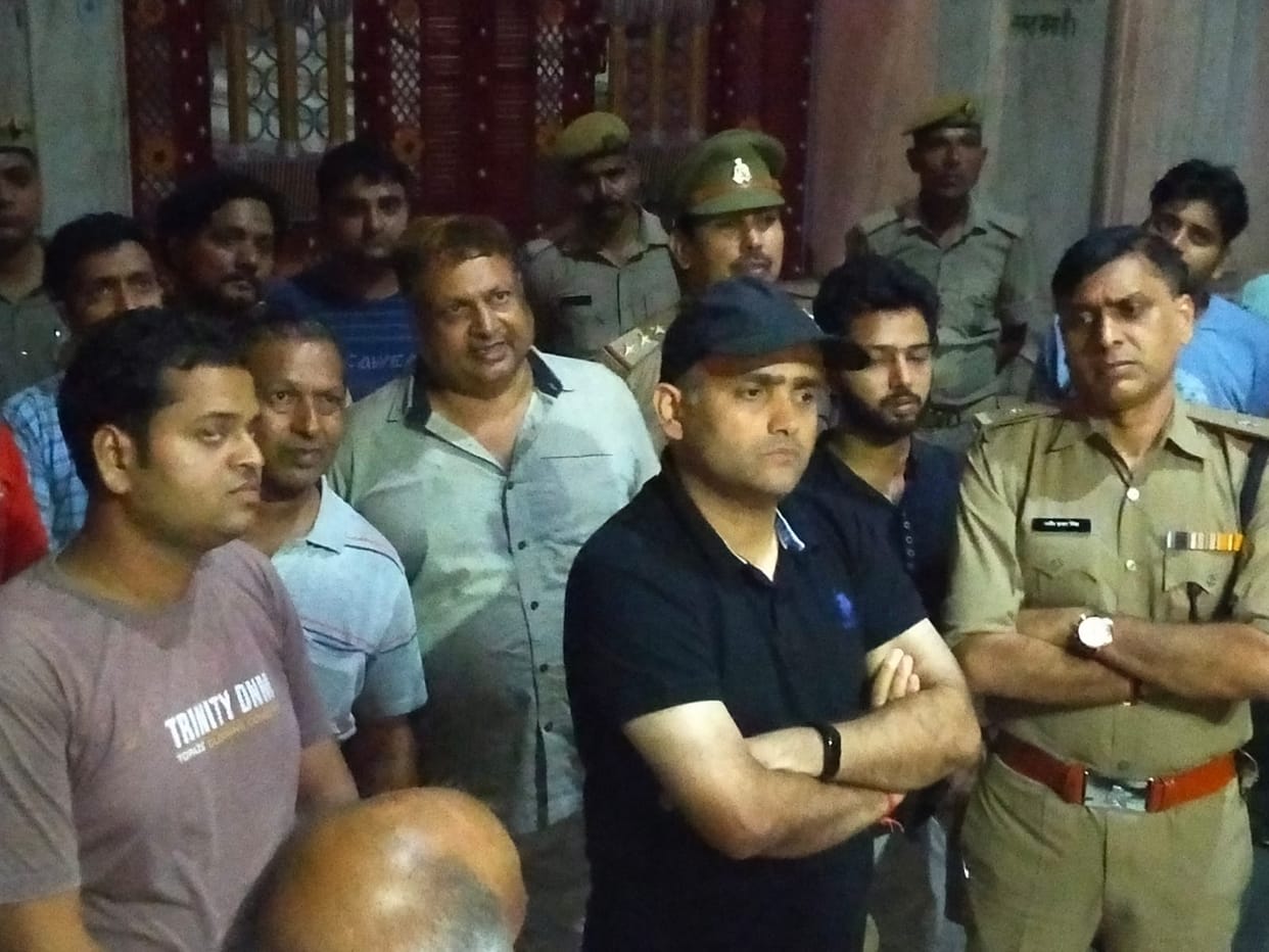 The miscreants robbed the cloth merchant by entering the shop