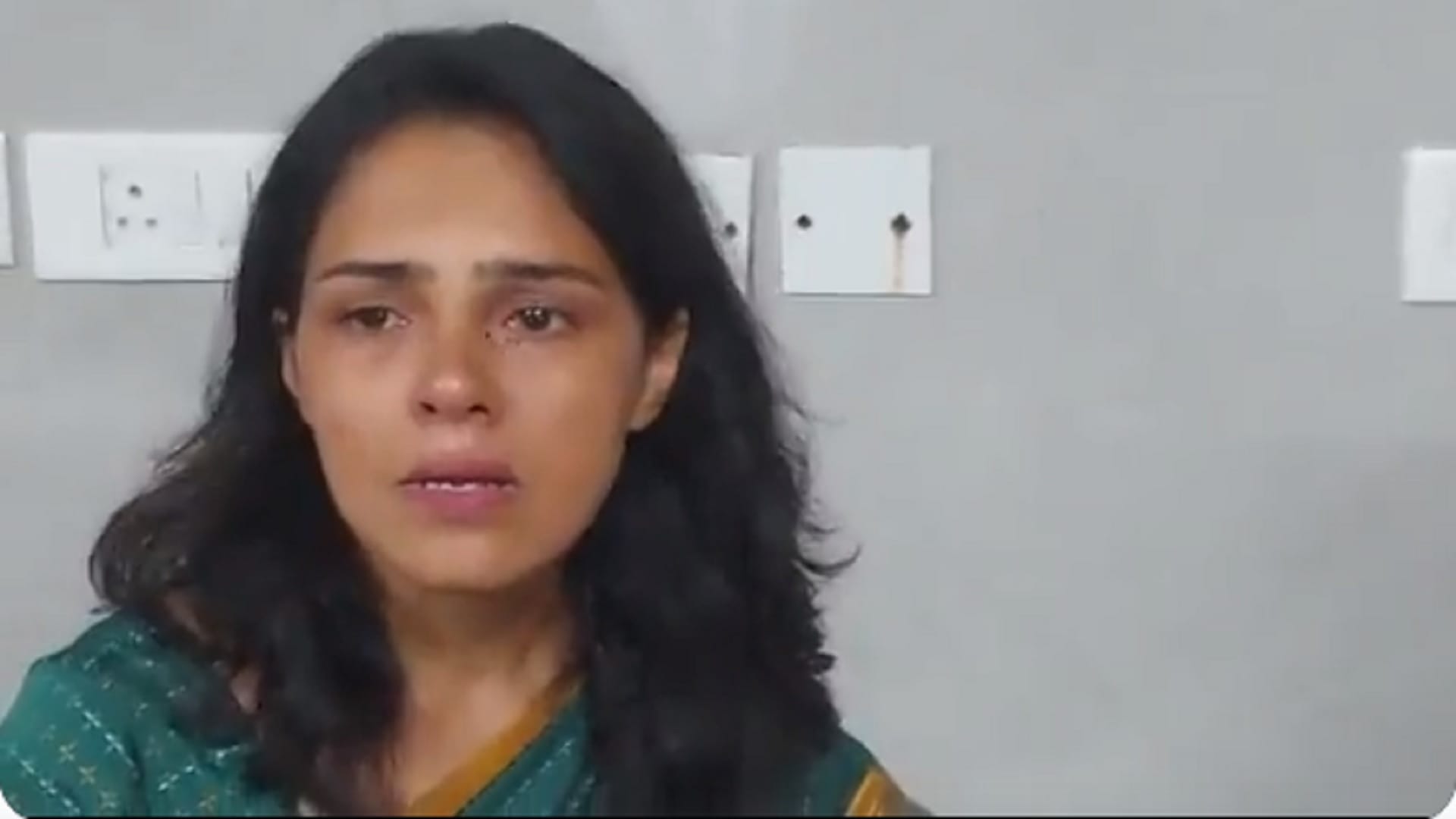 IAS Roshan Jacob Start Crying In Hospital After Seeking Injured Child Video Viral News In Hindi