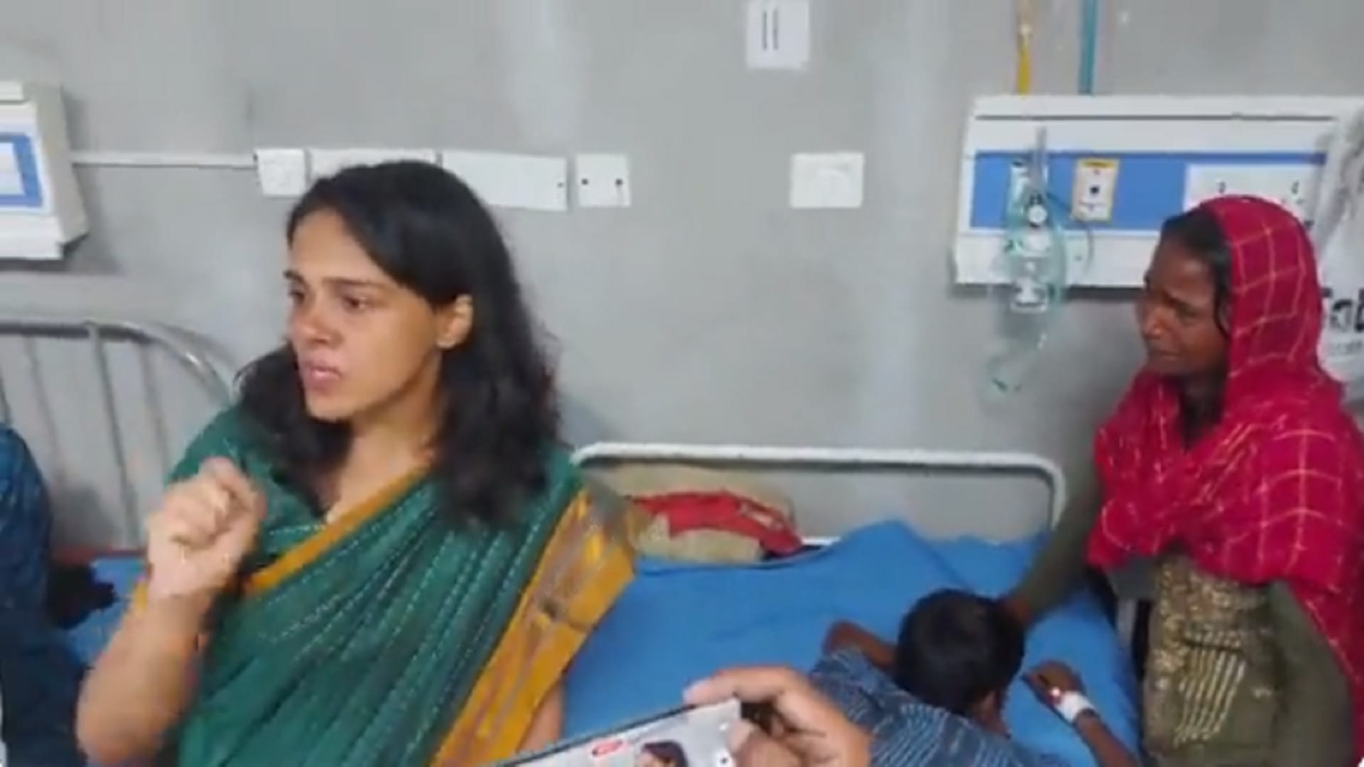 IAS Roshan Jacob Start Crying In Hospital After Seeking Injured Child Video Viral News In Hindi