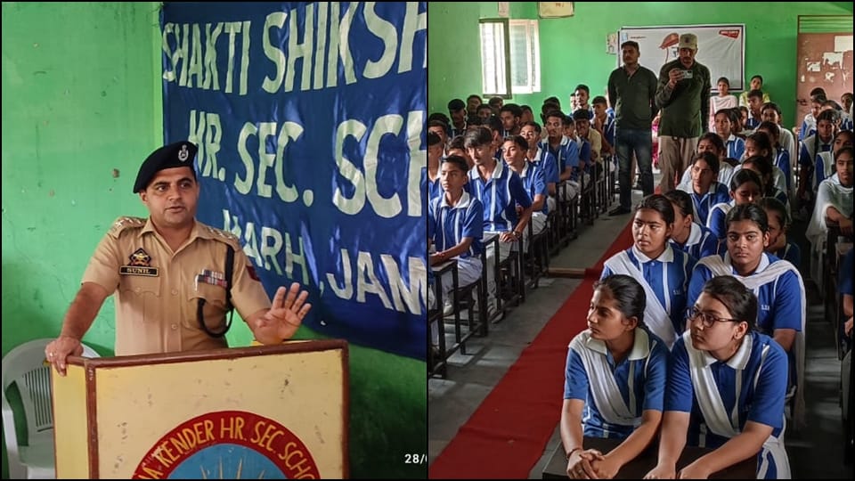 SDPO Domana given lessons to students regarding traffic rules on police ki pathshala program
