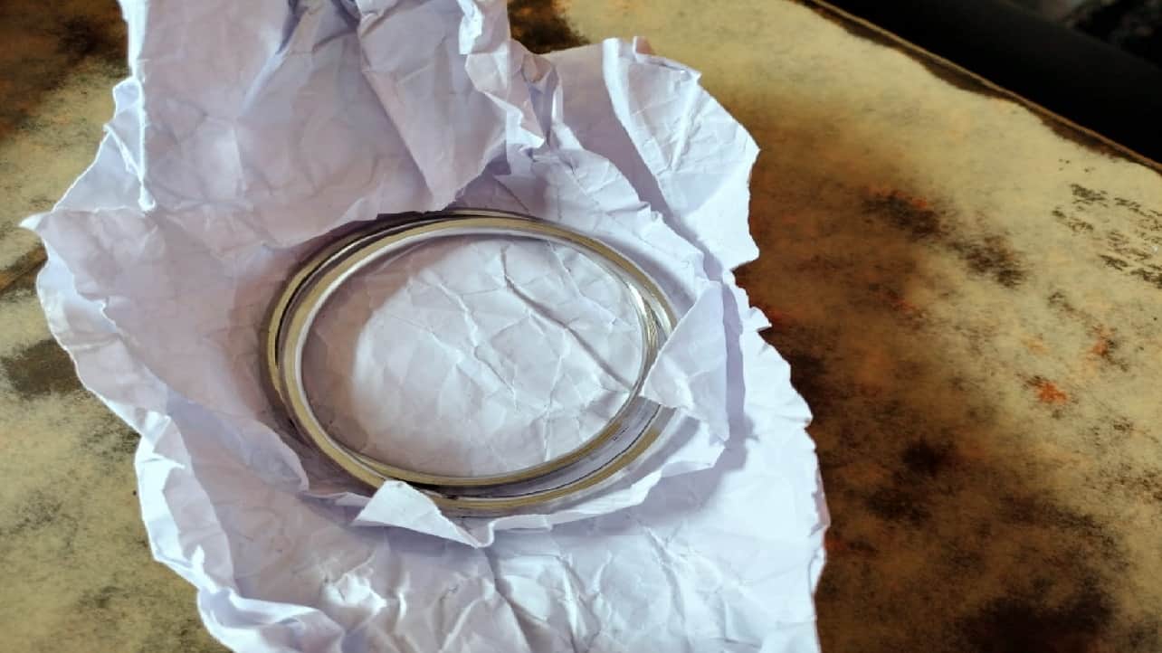 miscreants ran away with jewelry by cheating woman in Amroha s Bada Bazar