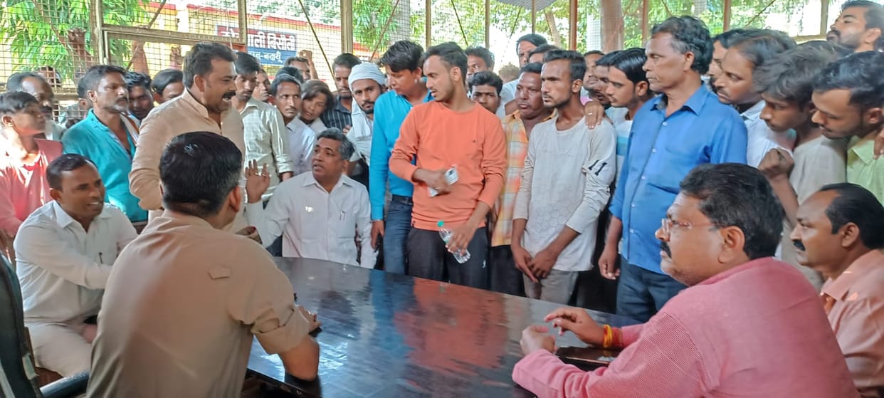 The inspector beat up the handcarts, protested