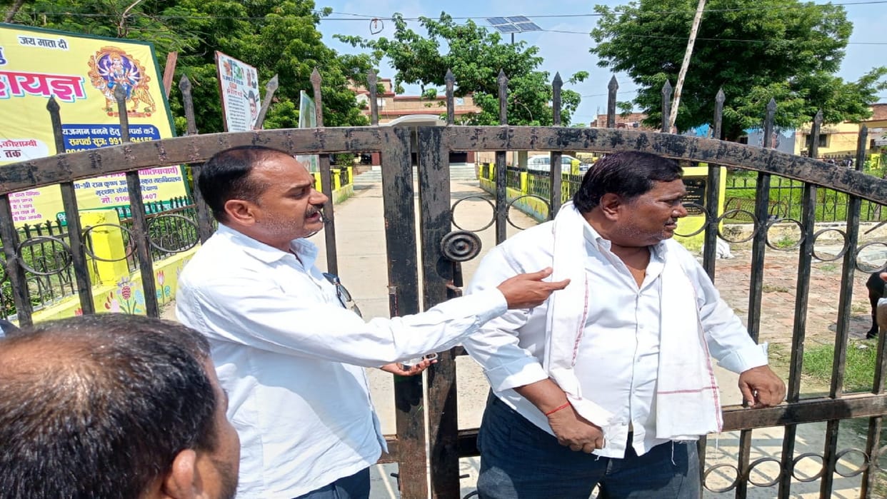 Advocates locked in Manjhanpur tehsil and registry office in protest against increasing the circuit rate